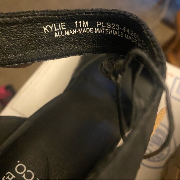 FRYE AND CO. Black Strappy Sandals 11 - Picture 6 of 7